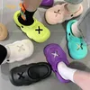 Сандалии Nxy, новая обувь с отверстиями для женщин, милые однотонные нескользящие пляжные шлепанцы на толстой подошве с героями мультфильмов для девочек, домашние шлепанцы 0527