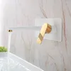 Grifos de lavabo de baño Grifo de latón de buena calidad Montado en la pared Mezclador de lavabo de agua fría Oro blanco de lujo