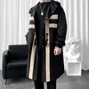 Herren-Trenchmäntel 2022 Neue Herbst-Männer-Windjacke Patchwork-Farbe Mittellanger Trenchcoat Koreanische Mode Bedeckte Taste Männliche Kapuzen-Trenchjacke J231012