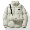 Le manteau masculin de Parkas pour hommes comprend des sacs 2023 Parka Plus veste d'hiver épaisse et chaude en velours avec vestes multi-poches extérieures solide 231011