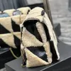 10A Jamie Sac à chaîne géant en daim et peau de mouton Patchwork Sac à rabat en raphia Doublure en cuir Languette à pression magnétique Sac à bandoulière en paille pour femme Sac à main à bandoulière de créateur