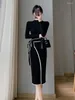Casual Dresses Korean Fashion Slim Half High Neck Black White Patchwork tröja klänning Kvinnor Elegant långärmad bandage stickad midi