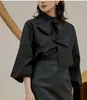 Damenblusen 2023 Sommer tragen japanische Mode lässig Rundhals-Taillen-Passform schwarze Fliege Hemd unten Langarm-Oberteil