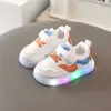 Sapatos atléticos ao ar livre tamanho 21-30 crianças LED para meninos tênis brilhantes para bebês meninas sapatos infantis com sola iluminada tênis luminosos Tenis YQ231012