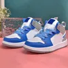 2023 Designer Kids 1 Scarpe da basket Sneakers ragazzi Bannate 1S Atletica Outdoor Game Royal Obsidian Chicago Brid Melody Mid Mid Multi-Cloring Tie-Dye Times 26-35