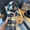 Szaliki luksusowa marka kobiet Knitted Serce Wzorka kraciasta szalik lovey girl zima ciepłe college szal opakowania 231012