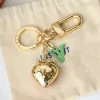 Nyckelringar Lanyards Keychain Designer Key Chain Luxury Bag Charm Ladies Car Keychain Men Classic Letter Charm Strawberry Key Ring Fashion Accessories Cute Gif L37B