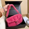 Borse a tracolla con cuscino di lusso Pochette in peluche di design Borse invernali carine Borse a tracolla soffici Borse bianche nere Borsa sotto le ascelle in pelliccia sintetica Borse in puro colore per le donne