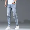 Mäns jeans vårens sommar snygga koreanska rippade hål stretch mäns smala arbete denim byxor med nödställd design blå casual jeans lyx menl231011