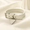 Preto branco couro mens pulseira mulheres designer pulseira de aço inoxidável simples cor sólida triângulo pingente moda pulseira jewlery designer para mulheres zb075