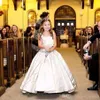 Nuovi abiti per ragazze di fiore per matrimoni Collo quadrato Cintura di cristallo bianco Perline Sweep Train Compleanno Bambini Comunione Ragazza Spettacolo G226T