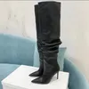 Amina Muaddi-Leder, spitzer Zehenbereich, oberschenkelhoher hoher Stiefel mit Stiletto-Absatz, gestapelte Stiefel, kniehohe Stiefel, hochwertige Chamois-Slip-On-Schuhe, 95 mm, Luxus-Designer-Damenschuhe, Größen 35–42