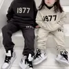 Baby Ess Kids Hoodie Sweaters Setleri Toddler Giyim Setleri Klasik Stil 2-12 Yıllık Yeni Kış Villus Erkek ve Kız Spor Takımları Bebek Kısa Kol Kıyafetleri