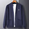 Мужские свитера Высококачественный брендовый вязаный кардиган с вышивкой букв, мужской весенне-осенний модный карманный платок 2023, простой повседневный свитер, пальто 231011