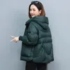 Parkas en duvet pour femmes 2023 veste d'hiver courte en coton à capuche garder épaississement manteau chaud Grace vêtements de Parka d'âge moyen formel 231011