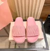 Zapatillas de verano de color caramelo, chanclas clásicas de ocio para mujer, sandalias de fondo plano a la moda con letras de lujo para mujer, zapatos de playa de cuero arrugado para mujer, zapatilla talla 35-40