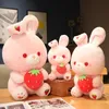 Muñecas de peluche Pink Strawberry Rabbit Toys Cute Cartoon Soft Relleno para el regalo de la niña 231012