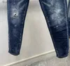 Jeans da uomo Pantaloni da uomo alla moda con stampa di lettere High Street Moto Biker Jeans slim con foro casual Pantaloni in denim con vernice spray 088 # L231011