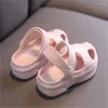 Sandaler Summer Baby Hole Shoes 2024 Barn Trevligt icke -Slip Soft Floor Old Boys Girl Beach 1 -5 år