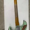 Heavy Relic Guitarra eléctrica verde claro Cuerpo de aliso Diapasón de palisandro Incrustaciones de puntos Puente trémolo Whammy Bar Afinadores vintage Hardware cromado