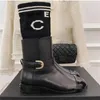 Com bota elástica de designer de pele de carneiro de metal Chelsea Rainboot Toes redondos Knight Snow