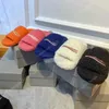 Balencaigaity Luxury Designer Män kvinnor tofflor damer ull glider vinter päls fluffig ch purry varma bokstäver sandaler komfort