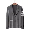 Pulls pour hommes Cardigan de luxe Mode 3-Bar Stripe Marque Jacquard Motif Poche Design Mâle Slim Fit Col V Laine Tricots Porter