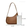 Smooth Leather Luxury Women Designer Raden Half Moon Bag Axillary Handväska platt axelrem krökad blixtlåsstängning Koppling Tote Suded Foder Mainstream Bag 4666