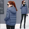 Piumino da donna Giacca corta in cotone con cappuccio Donna Parka Cappotti Autunno Inverno Antivento Caldo Capispalla tinta unita imbottito 4XL 5XL Giacca in cotone con cerniera 231012