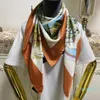 Foulard carré pour femmes de nouveau style foulards de bonne qualité 100% soie sergée matière couleur orange pinte lettres fleurs motif taille 1315w