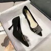 Sapatos de vestido bombas estilo europeu tempo simples confortável salto alto 2023 apontou salto grosso pu único selvagem mulheres