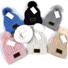 暖かい冬の帽子のデザイナービーニークリスマスハットフィット帽子のぬいぐるみと厚いボブルハットバケツハットキャップニットハットスプリングスカルキャップレターカジュアル6色