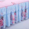 Jupe de lit Jupes de lit élégantes florales ponçage couverture de lit en dentelle chambre couverture de matelas antidérapante jupe couvre-lits lit couverture décorée à deux couches 231013