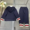 Trainingsanzüge für Kinder Herbst Baby Kapuzenjacken-Set Größe 100–160 cm Vintage-Gurtband-Nähdesign Jacke und Hose mit Reißverschluss Okt.10