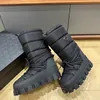 Hohe Monolith-Kampf-Ski-Schneestiefel aus Nylon zum Hineinschlüpfen mit Dreieckslogo, klobiger Absatz in der Mitte der Wade, runder Zehenbereich, Luxus-Designermode für Damen, Schnürschuhe, Fabrikschuhe