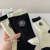 Chaussettes pour femmes, automne hiver 2023, haute qualité, élégantes, classiques, Collocation noir et blanc, Tube brodé, motif Rose, Harajuku