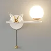 Lampada da parete Nordic Butterfly Glass LED Light Soggiorno moderno Camera da letto Foyer Ball Sconce Lampade con interruttore a tirante Luci per scale sul comodino