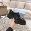 Szczotkowane monolith Designer Comfort Skórzane Kobiety Mokasyny Buty Casual Triangle Patent Oxford Chunky Sneakers Luksusowa kobieta klasyczne matowe trenerzy na zewnątrz TS8551