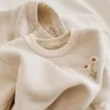 Kledingsets Babymeisjeskledingset Fleeceborduurwerk Daisy Sweatshirt Joggerbroek Trainingspak voor jongens Peutermeisje 231012