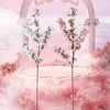 Las flores decorativas experimentan el alto realismo de la flor de cerezo simulada con ramas cifradas, perfectas para la decoración de bodas.