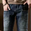 Модные свободные прямые брюки Мешковатые джинсы Мужские повседневные джинсовые брюки в стиле хип-хоп Уличная одежда Осень-зима с несколькими карманами в стиле пэчворк Тенденция мужской одежды Низ плюс размер 42 44