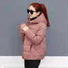 Piumino da donna Giacca corta in cotone con cappuccio Donna Parka Cappotti Autunno Inverno Antivento Caldo Capispalla tinta unita imbottito 4XL 5XL Giacca in cotone con cerniera 231012