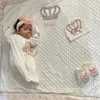 Kleidungssets 5-teiliges Baby-Born-Stickerei-Spitzen-Strampler-Outfit aus Baumwolle, eingewickelte Produkte, Hosen, Fäustlinge, Empfangsdecke 231012