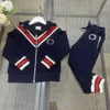 Trainingsanzüge für Kinder Herbst Baby Kapuzenjacken-Set Größe 100–160 cm Vintage-Gurtband-Nähdesign Jacke und Hose mit Reißverschluss Okt.10
