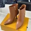 Diseñador de moda de lujo botas de mujer Botas de diseñador desnudas damas botas cortas de tacón alto botas de carrera de piel de oveja de tacón bajo puntiagudas botas de vestir de cóctel perezosas