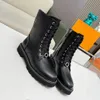 Bota de diseñador Botas de motocicleta Moda Botas Chelsea Mujer Botas de longitud media Cuña de cuero negro con cordones Letra de cabeza redonda Tacón grueso Caballero