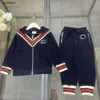 Trainingsanzüge für Kinder Herbst Baby Kapuzenjacken-Set Größe 100–160 cm Vintage-Gurtband-Nähdesign Jacke und Hose mit Reißverschluss Okt.10