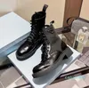 Modieuze dameskledingontwerper Enkel Martin Boots en Nylon Boot militair geïnspireerde gevechtsstoffen tas bevestigd aan de in zwart