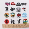 Commercio all'ingrosso 100 pezzi in PVC Sì le ragazze possono skateboard Skater Life Love Guitar Shoe Charms Uomo Donna Fibbia Decorazioni per il braccialetto Pulsante Clog