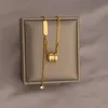 Hotsale flickor kvinnor halsband smycken gult guld pläterat rostfritt stål hjärtblommebrev hänge halsband för flickor kvinnor trevlig gåva